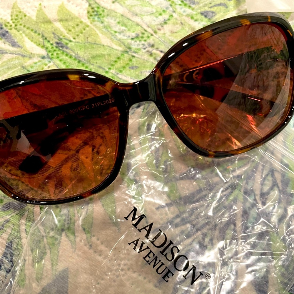 Super sexy Madison Ave shades NWT